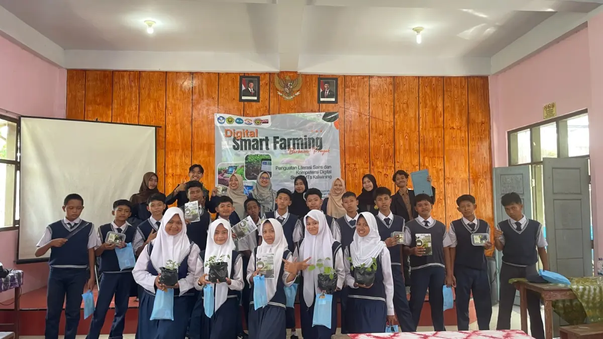 Tim pengabdian dosen Program Studi Pendidikan IPA FKIP Universitas Jember foto bersama guru dan siswa MTs Kaliwining. (FKIP UNIVERSITAS JEMBER)