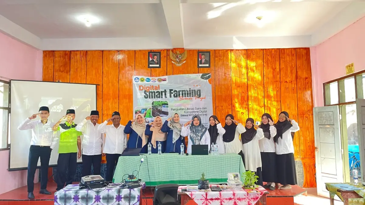 Tim pengabdian dosen Program Studi Pendidikan IPA FKIP Universitas Jember foto bersama guru. (FKIP UNIVERSITAS JEMBER)