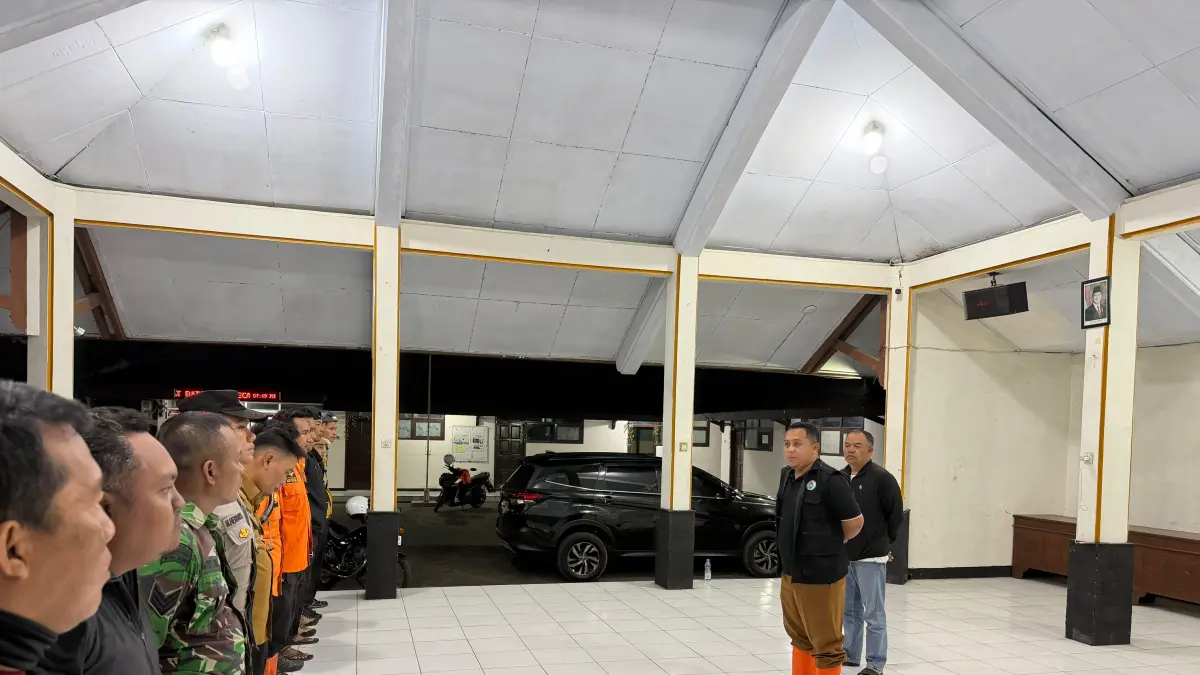 BERSIAP: Sejumlah tim gabungan saat bersiap melakukan pencarian korban hilang di Gunung Piramid