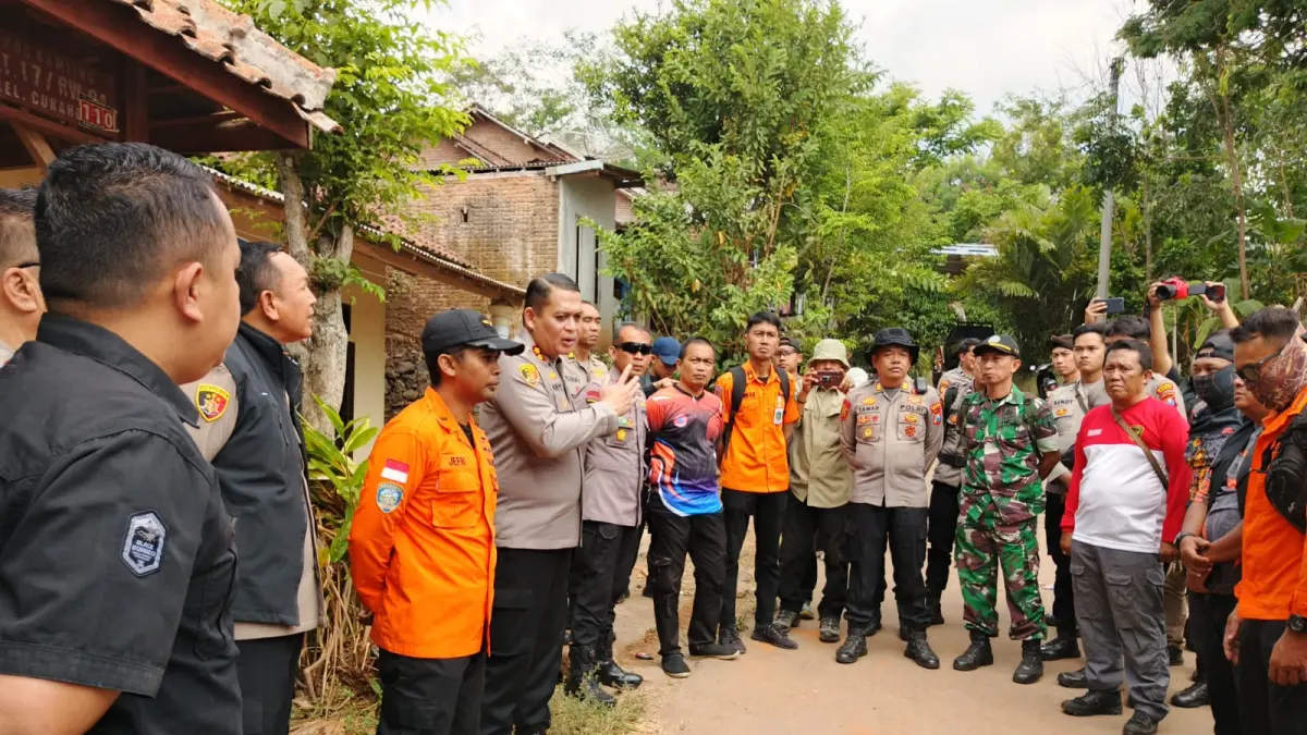 DICARI: Petugas gabungan bersiap melakukan pencarian dua pendaki yang hilang kontak setelah mendaki Gunung Piramid.(SAMSUDI)
