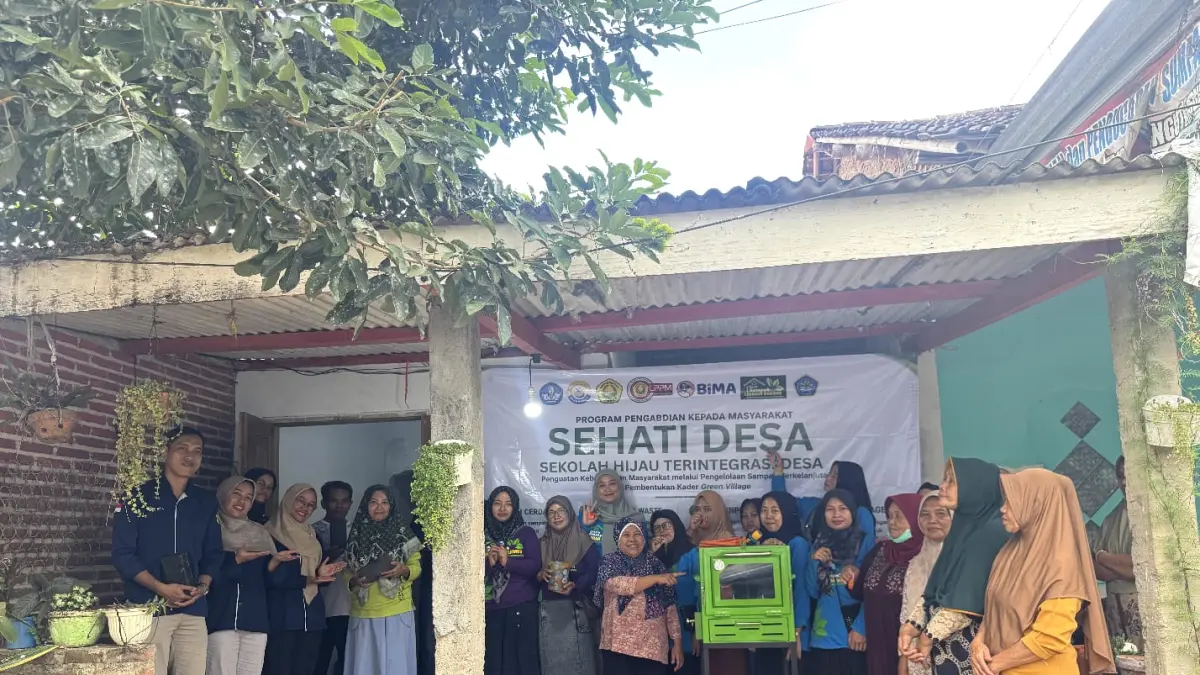 EDUKASI: Sosialisasi jenis-jenis limbah plastik beserta kode polimer, pengolahan limbah HDPE menjadi gantungan kunci karakter dan LDPE menjadi paving block ramah lingkungan. (SORAYA FIRDAUSI)