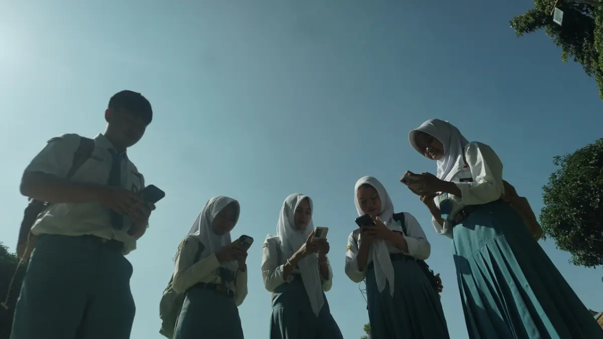 GO DIGITAL: Siswa SMAN Arjasa melakukan absensi kehadiran melalui aplikasi di sekolah. (SIDKIN ALI/RADAR JEMBER)