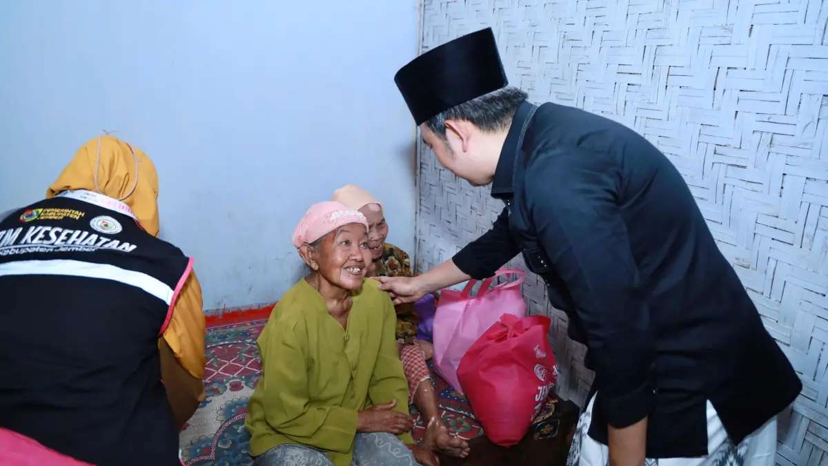 HANGAT: Momen Gus Fawait mengecek langsung pelaksanaan pelayanan Homecare di rumah salah satu warga lansia, di Kecamatan Tanggul, belum lama ini. (DOK. GUS FAWAIT)
