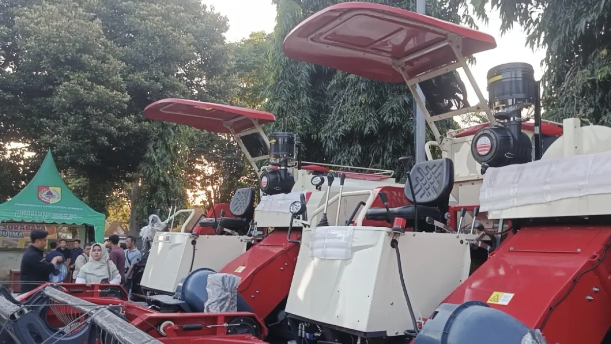 HIBAH UNTUK PETANI: Sejumlah alsintan yang dipamerkan di Kantor DTPHP Jember sebelum diserahkan secara simbolis kepada kelompok tani di Jember, awal Juni lalu. (MAULANA/RADAR JEMBER)