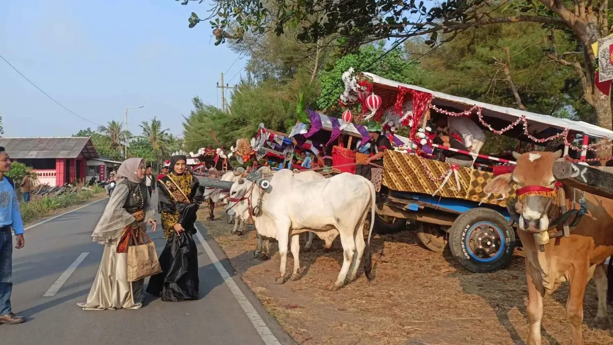 IKONIK: Parade Pegon yang dihadirkan saat perhelatan JKCI 2026 di Pantai Watu Ulo, (1/8). Saat itu, belasan Pegon ini bukan saja dipertontonkan, tapi juga ditunggangi oleh sejumlah tamu VIP/kehormatan dari berbagai negara, delegasi JKCI 2026. (DISKOMINFO)