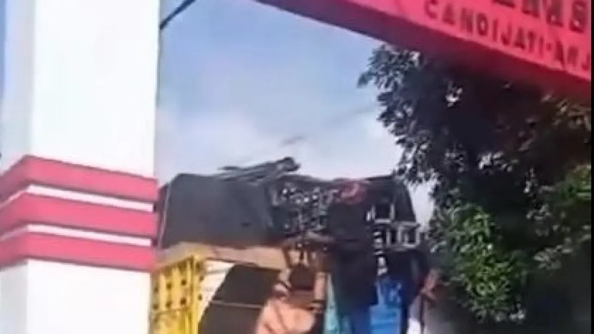 NAHAS: Tangkapan layar laporan dari warga tragedi menimpa penumpang truk angkutan soud horeg terhantam gapura di Desa Candijati, Kecamatan Arjasa. (Warganet)