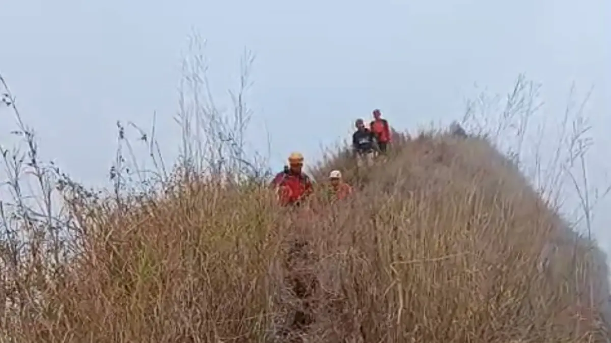 Petugas gabungan saat evakuasi dua korban yang terjatuh di gunung Piramid (sc:Tim SAR)