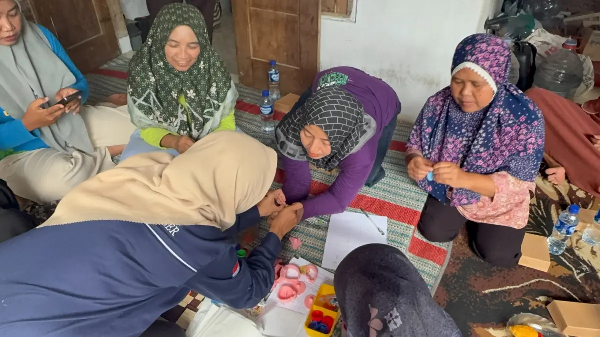 SEHATI DESA: Sekolah Lingkungan Berbasis Pendekatan Partisipatif Cetak Kader Green Village di Bank Sampah Larahan Makmur