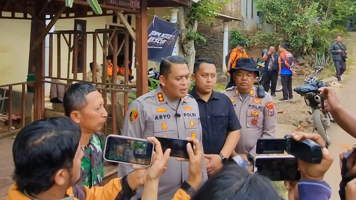 Sejumlah aparat dan Camat Curahdami saat diwawancarai awak media (Camat Curahdami)