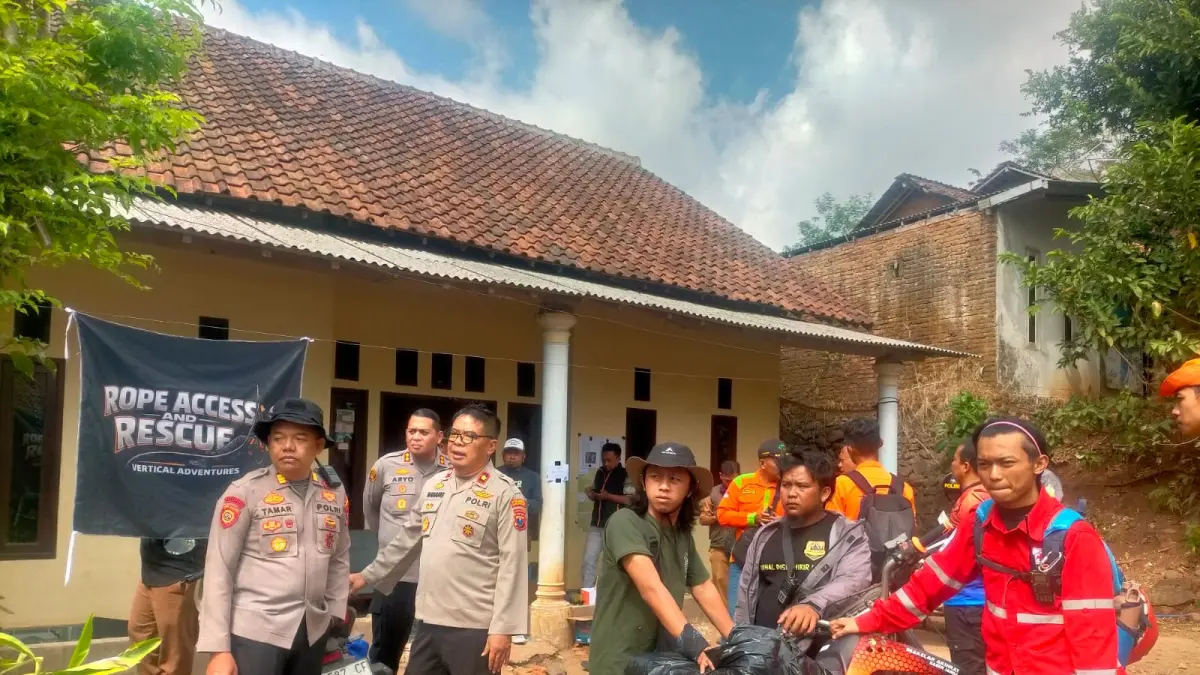SIAGA: Posko darurat yang didirikan dalam pencarian dua pendaki hilang. (ISTIMEWA)