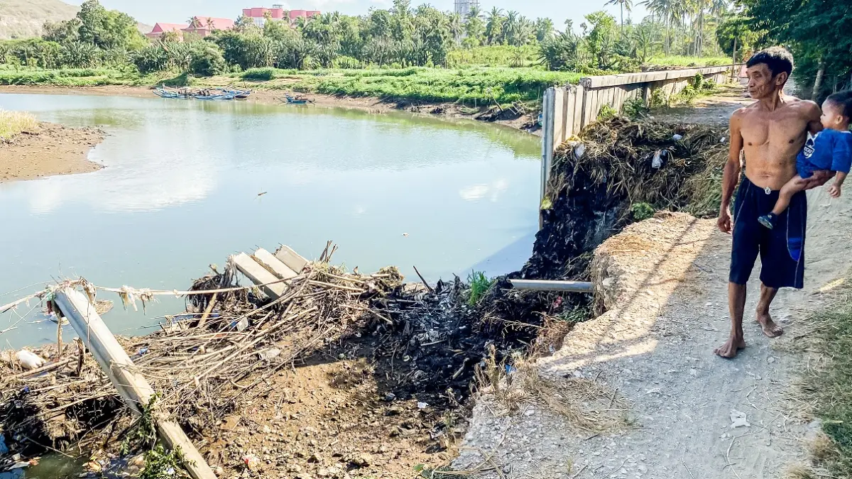 TAK BISA LEWAT: Jalan penghubung Desa Lojejer, Kecamatan Wuluhan, dengan Desa Wonosari, Kecamatan Puger, yang berada di Dusun Sulakdoro, Desa Lojejer, akhirnya putus total. (JUMAI/RADAR JEMBER)