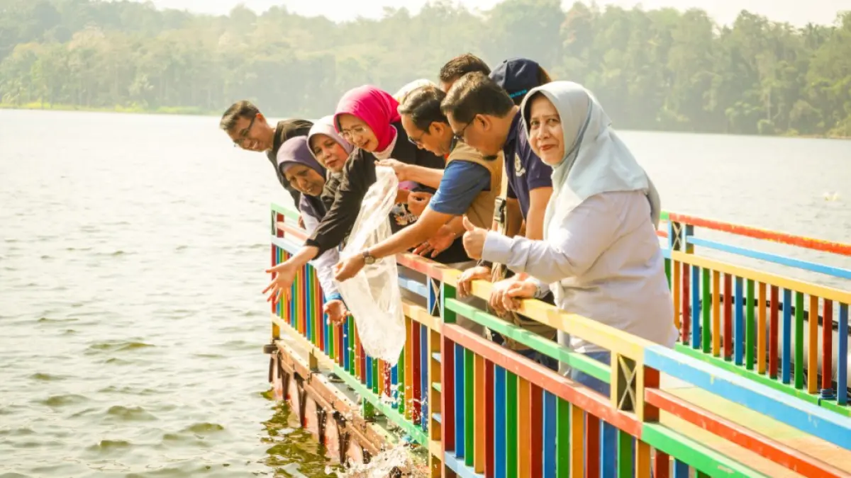 TEBAR: Bupati Lumajang, Indah Amperawati bersama sejumlah OPD saat menebar 100 benih ikan di Ranu Klakah. (KOMINFO)