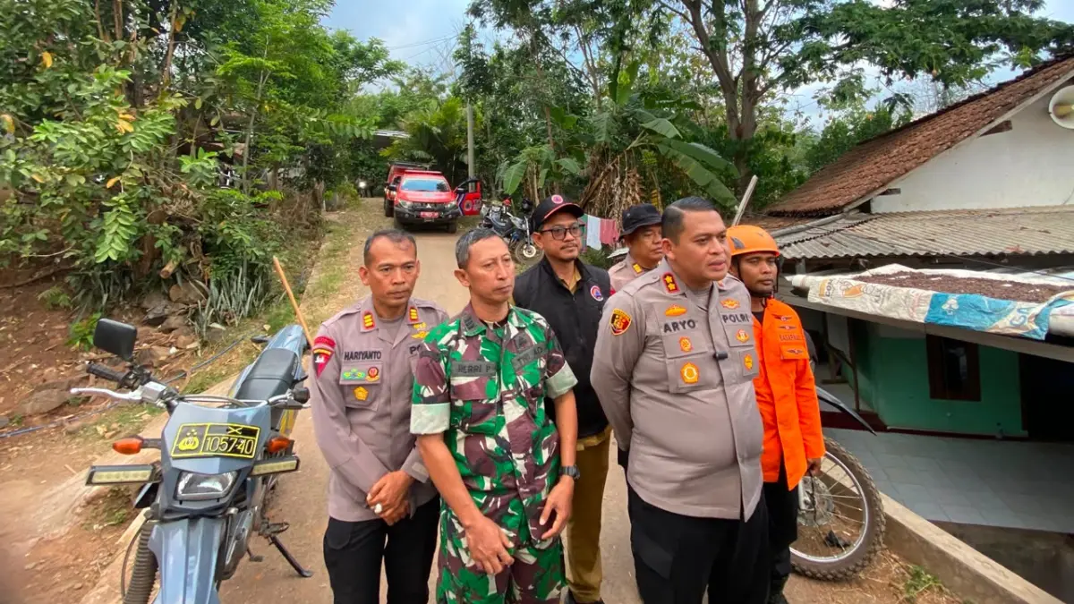 Tim gabungan saat proses evakuasi dua korban pendaki gunung piramid (BPBD Bondowoso)