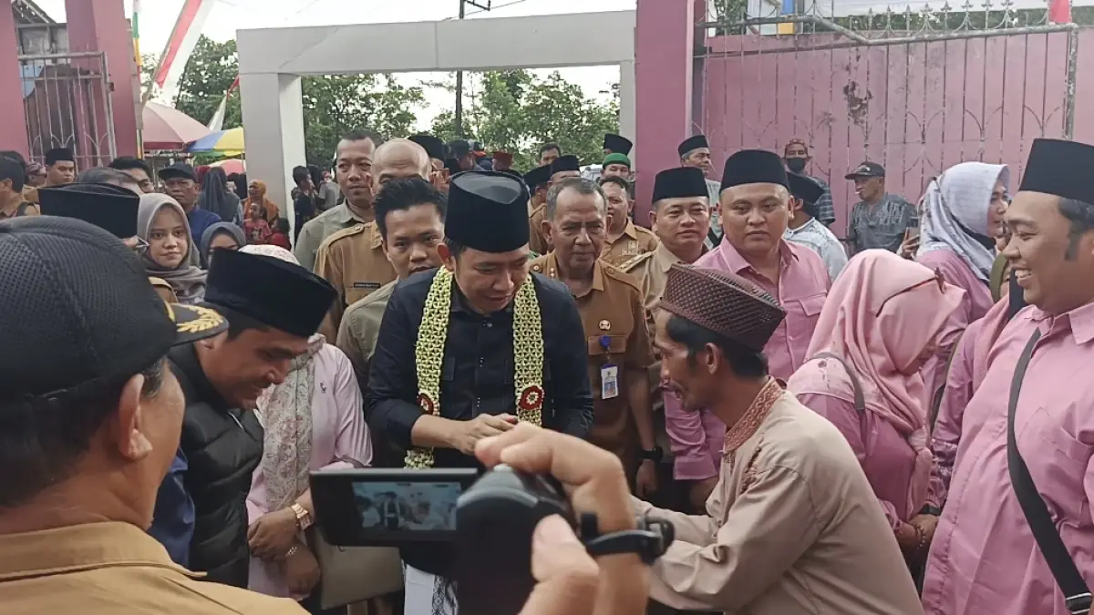 Gus Fawait saat turun menyapa masyarakat dalam agenda Bunga Desaku di Kecamatan Tanggul, (28/7). Di kecamatan ini, -selain kali kedua menjadi lokasi Bunga Desaku- ia menyatakan semakin mematangkan formulasi pelaksanaan Bunga Desaku untuk semakin mendekatkan diri ke masyarakat. (Maulana/Radar Jember)