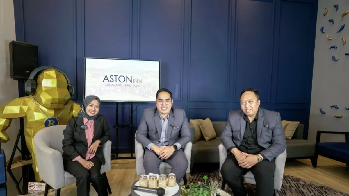 BERPROSES: GM dan PR Aston Inn Lumajang saat melaksanakan podcast bersama Jawa Pos Radar Semeru dalam peringatan anniversary Aston Inn Lumajang yang pertama.
