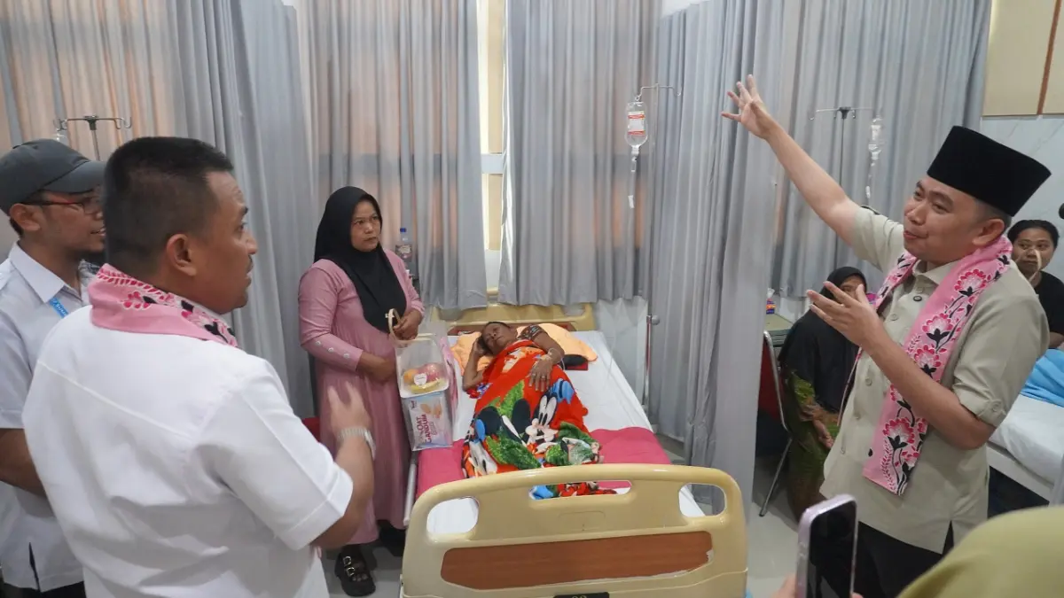 CEK LANGSUNG: Bupati Gus Fawait saat menemani Wakil Ketua Ombudsman RI, Rahmadi Indra Tektona, meninjau pelayanan kesehatan di Puskesmas Sumberbaru, (5/8). (MAULANA/RADAR JEMBER)
