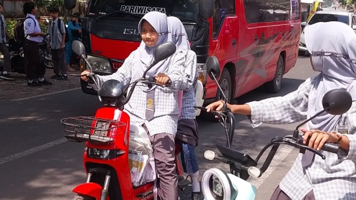 DIGANTI LISTRIK: Sepeda listrik juga dipakai pelajar SMP untuk berangkat dan pulang sekolah. (JUMAI/RADAR JEMBER)
