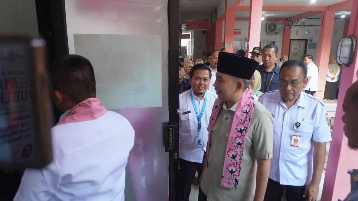PANEN DUKUNGAN: Bupati Gus Fawait saat inspeksi Puskesmas Sumberbaru (5/8). Saat itu, ia bertemu dengan manajemen puskesmas, para nakes, hingga warga yang menjalani rawat inap, dan memastikan perangkat pendukung Homecare sesuai standar. (MAULANA/RADAR JEMBER)