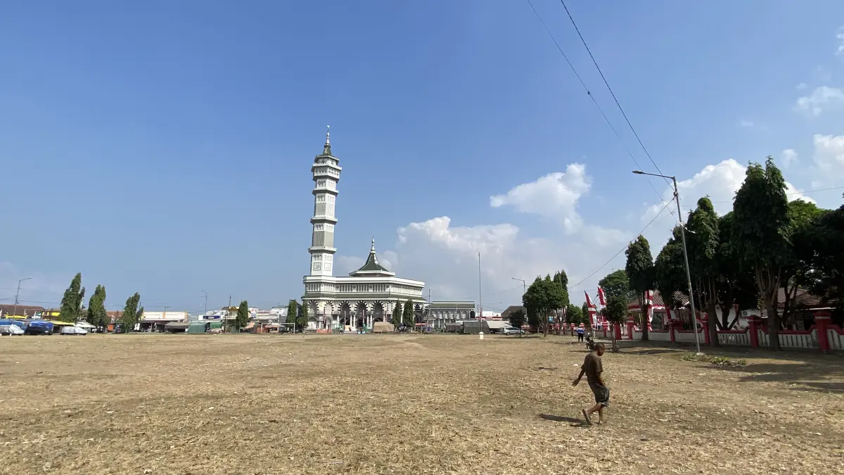 RUANG TERBUKA HIJAU: Alun-Alun Kecamatan Puger dipastikan menjadi lokasi upacara HUT Kemerdekaan RI ke-81. (JUMAI/RADAR JEMBER)