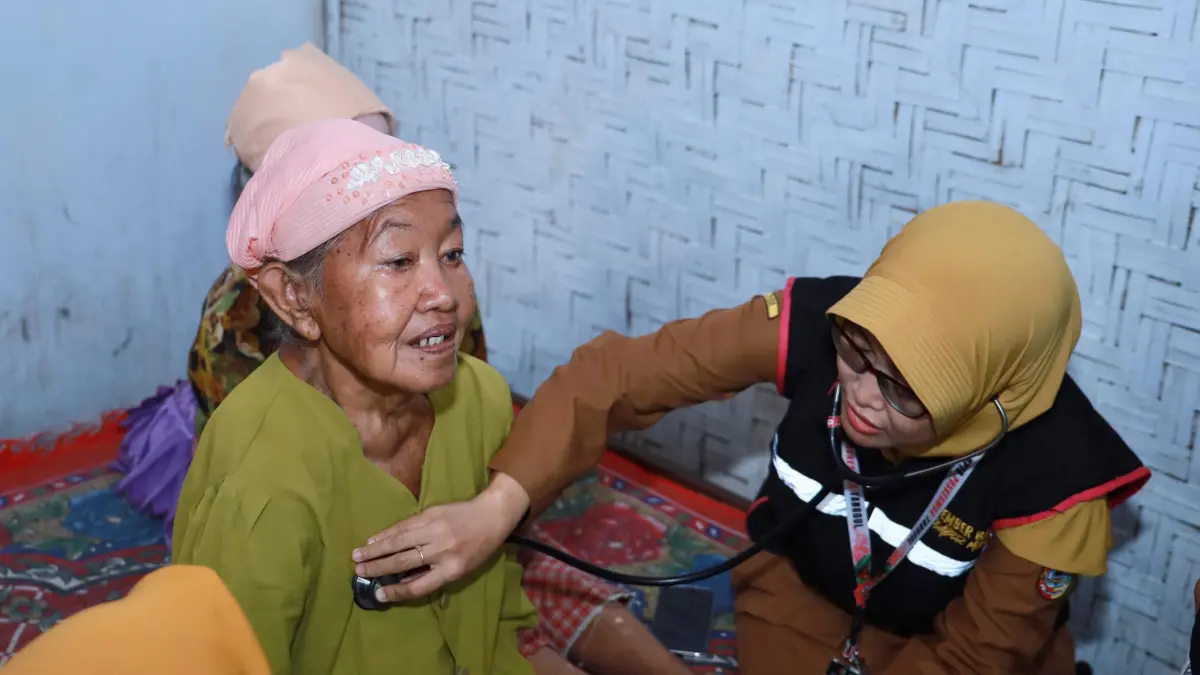 Tim medis saat turun ke rumah seorang lansia di Kecamatan Tanggul untuk melakukan cek kesehatan ke salah satu sasaran program Homecare Pemkab Jember, belum lama ini, (28/7).&nbsp;