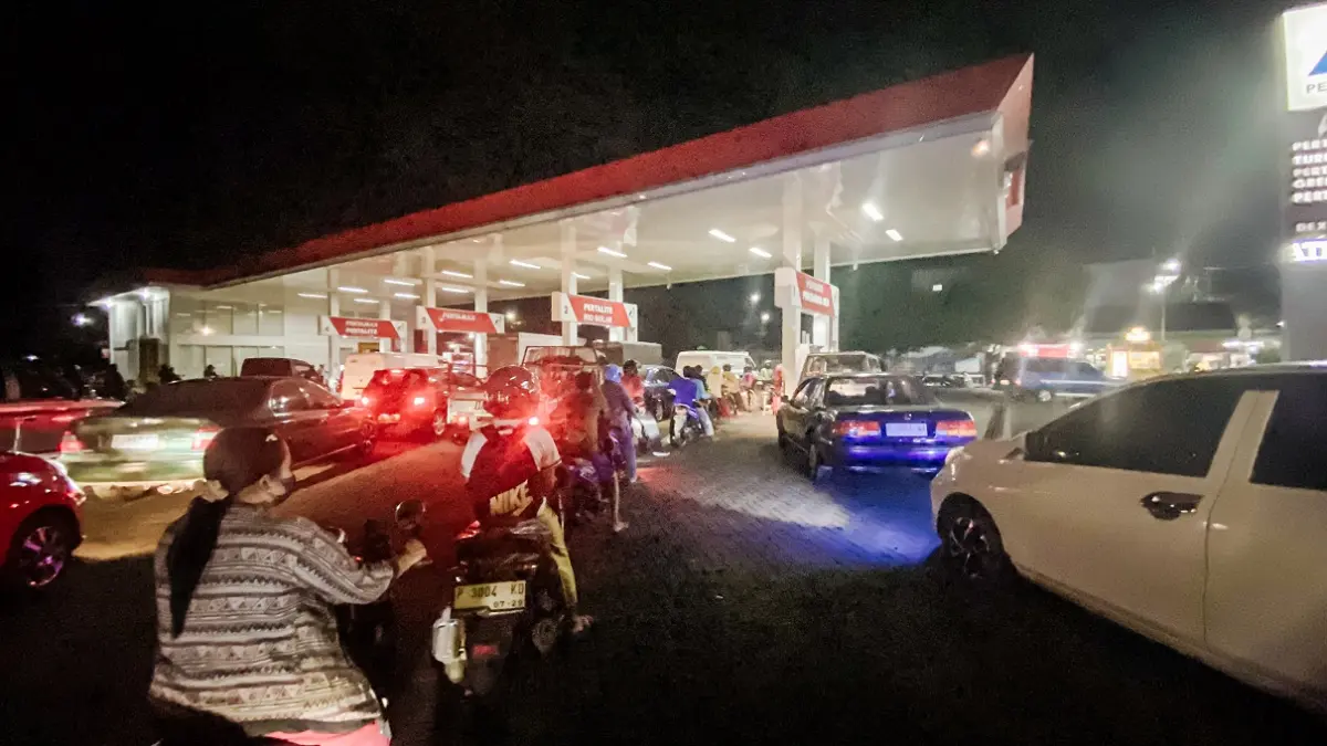 ANTRIAN PANJANG: Pengendara roda dua dan roda empat mengantre untuk mengisi BBM di SPBU Sabtuan, Jalan Basuki Rahmat, Kelurahan Tegal Besar, Kecamatan Kaliwates, Rabu (5/8) malam. (JUMAI/RADAR JEMBER)