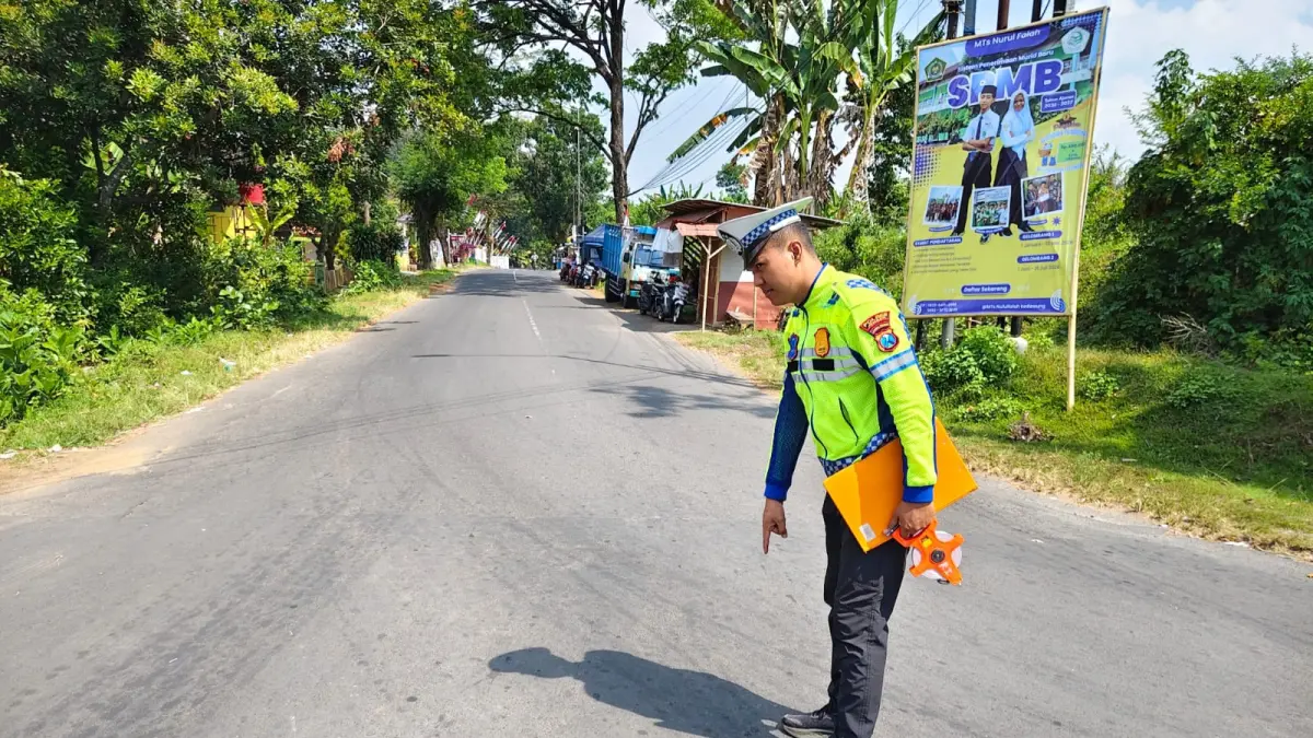DATANGI LOKASI: Anggota Unit Gakkum Satlantas Polres Jember melakukan olah TKP kecelakaan di Jalan Kasuari. (LAKALANTAS/RADAR JEMBER)