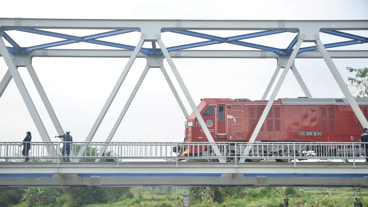 DIUJI: Lokomotif CC300 berbobot lebih dari 180 ton saat menjalani uji coba di jembatan BH 307 Desa Patemon, Kecamatan Pakusari, Rabu (5/8). (SIDKIN ALI/RADAR JEMBER)