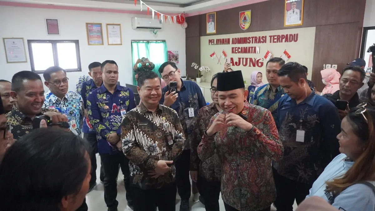 HANGAT: Dirjen Dukcapil Kemendagri Teguh Setyabudi, ditemani Bupati Gus Fawait, saat meminta testimoni salah seorang warga yang baru saja cetak KTP-el di Kantor Kecamatan Ajung, Jember, (6/8). (MAULANA/RADAR JEMBER)