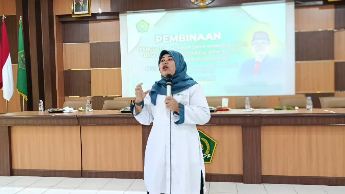 JELASKAN: Kepala BPJS Ketenagakerjaan Lumajang, Delistyana Diah Vianty saat menjelaskan manfaat program BPJS Ketenagakerjaan.

