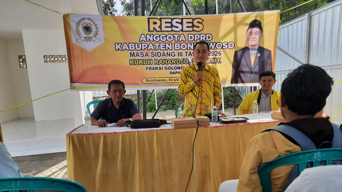 Kukuh Rahardjo (tengah) saat memberikan jawaban kepada warga (FAQIH/RJ)