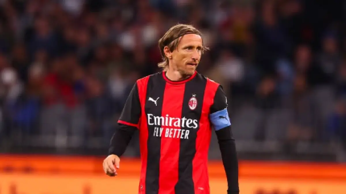 Luka Modric saat laga derby di Australia. (AC MILAN OFFICIAL)