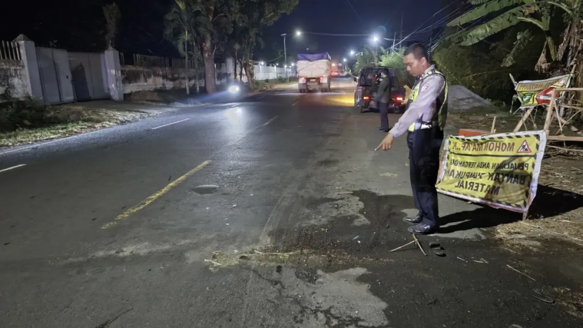 OLAH TKP: Pihak kepolisian Lumajang saat mendatangi lokasi kecelakaan di Kedungjajang.
