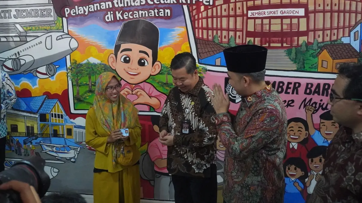 REPRESENTATIF: Gus Fawait saat menemani Dirjen Dukcapil Kemendagri Teguh Setyabudi secara simbolis menyerahkan KTP-el yang baru saja selesai cetak, di ruang pelayanan adminduk Kantor Kecamatan Ajung, Jember, Kamis (6/8). (MAULANA/RADAR JEMBER)