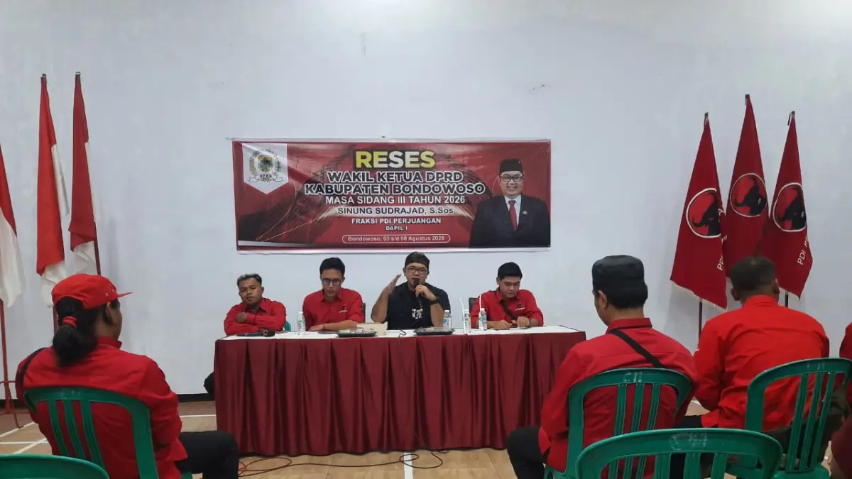 Sinung Sudrajad (tengah) saat menjelaskan kepada warga kota Bondowoso (FAQIH/RJ)