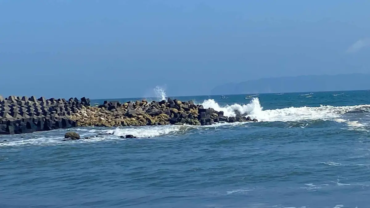 TERUS TERGERUS: Kondisi breakwater (pemecah ombak) di kawasan Plawangan Puger, Desa Puger Kulon, Kecamatan Puger, semakin rusak akibat terus diterjang gelombang laut. (JUMAI/RADAR JEMBER)