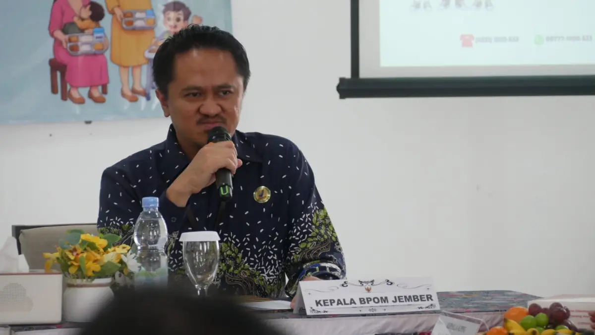 "Mayoritas temuan kami adalah kosmetik tanpa izin edar. Selain itu juga masih ditemukan kosmetik yang mengandung bahan-bahan yang dilarang, terutama yang berpotensi membahayakan kesehatan.” BENNY HENDRAWAN PRABOWO, Kepala Balai POM di Jember. (SIDKIN ALI/RADAR JEMBER)