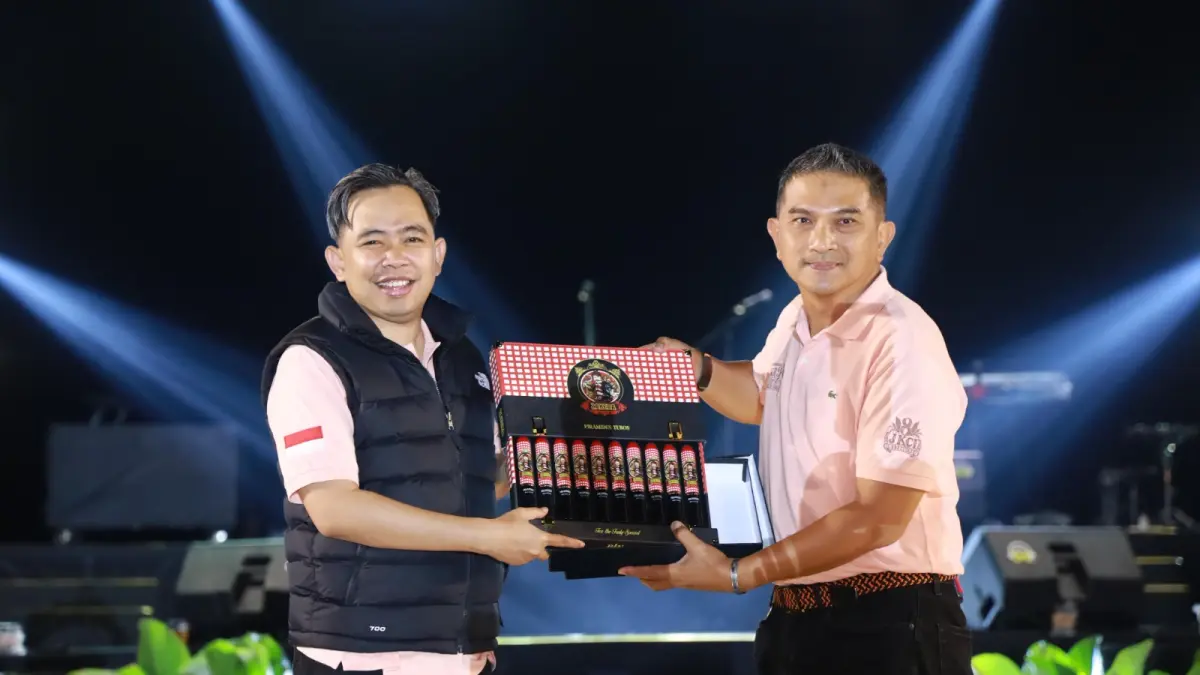 TERUS BERINOVASI: Komisaris Utama PT BIN Cigar Jember menyerahkan Launching Refine Packaging Gift Series Sakera Piramides dan Gran Cigarro kepada Bupati Jember Muhammad Fawait saat Festival JKCI ke-8 tahun 2026 di Pantai Watu Ulo, Sabtu (1/8). Rangkaian JKCI selama dua hari ini meneguhkan Jember sebagai Kota Cerutu Indonesia.