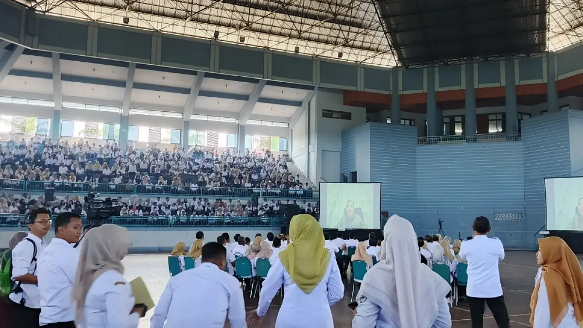 KEPASTIAN NASIB: Sejumlah ASN saat mendengarkan paparan Bupati Gus Fawait. Di tengah pengetatan kebijakan fiskal dari pemerintah pusat, banyak kabupaten/kota yang kesulitan mengaji ASN, khususnya dari unsur PPPK. Namun Jember memastikan akan menjamin kontrak kerja tahunan para abdi negara ini. (MAULANA/RADAR JEMBER)