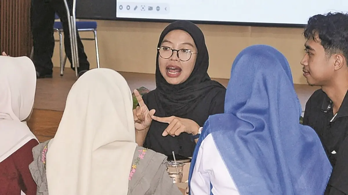 BERKOMUNIKASI: Anis Yulia Rachman (tengah) bersama rekan penyandang tuli dalam forum sosialisasi. (M. ADHI SURYA/RADAR JEMBER)