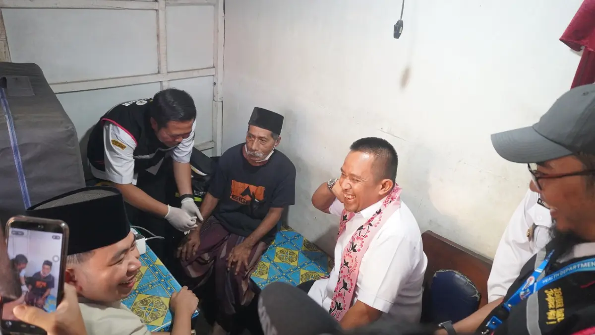 DIAJAK BLUSUKAN: Bupati Gus Fawait mendampingi mengajak Wakil Ketua Ombudsman Rahmadi Indra, meninjau layanan Homecare bagi lansia rentan, di Dusun Krajan Kidul, Desa Yosorati, Sumberbaru, (5/8). ((Maulana/Radar Jember))