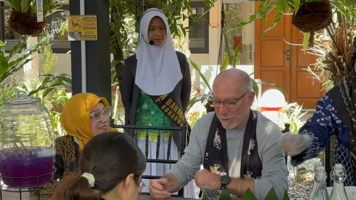 EXELENCE: Salah satu penilai dari UNESCO berbincang dengan Kepala SMAN 2 Bondowoso sampaikan bahwa sekolah tersebut layak jadi UNESCO School