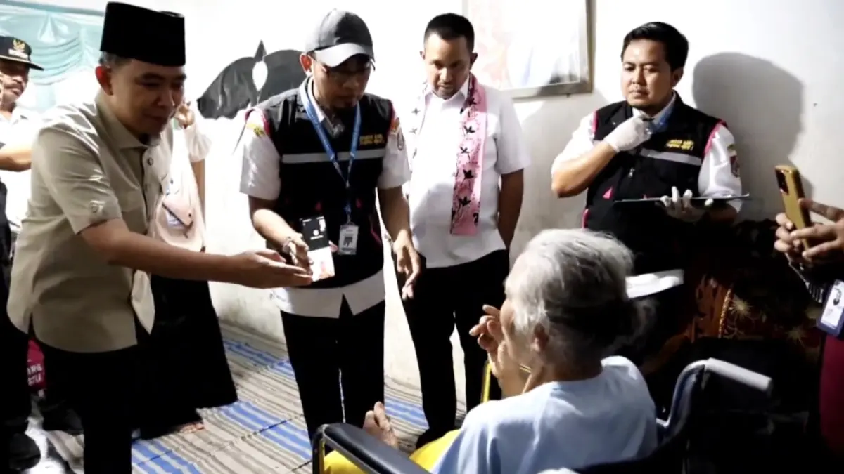 HUMANIS: Momen Bupati Gus Fawait bersama seorang nakes (tengah) dan Wakil Wakil Ketua Ombudsman RI Rahmadi Indra Tektona meninjau layanan Homecare dengan fasilitasi telemedicine, di Desa Yosorati, Sumberbaru, (5/8). ((Maulana/Radar Jember))