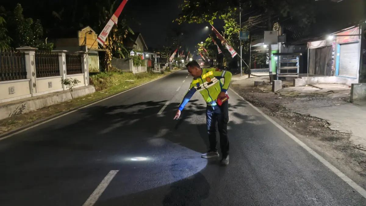 OLAH TKP: Anggota Satlantas Polres Jember mengidentifikasi kecelakaan di Kecamatan Sumberbaru. (SATLANTAS POLRES JEMBER)