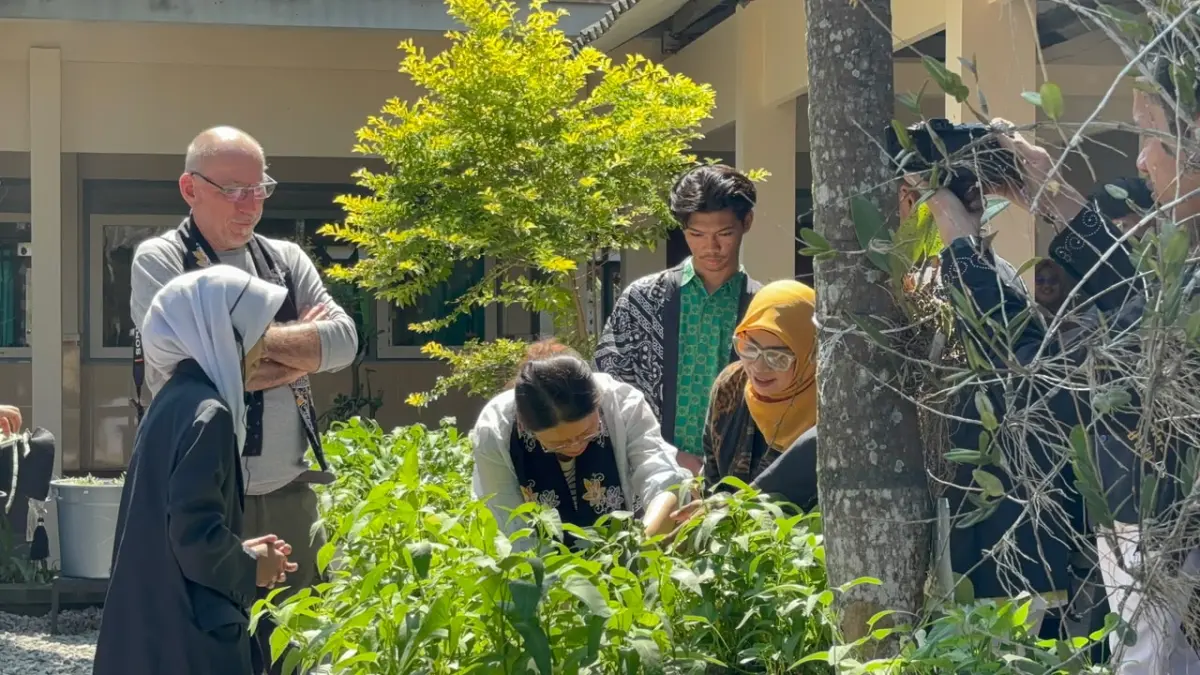 REVALIDASI: Tim Penilai dari UNESCO melihat budidaya tanaman di SMA Negeri 2 Bondowoso yang menjadi salah satu site dalam Ijen Geopark.

