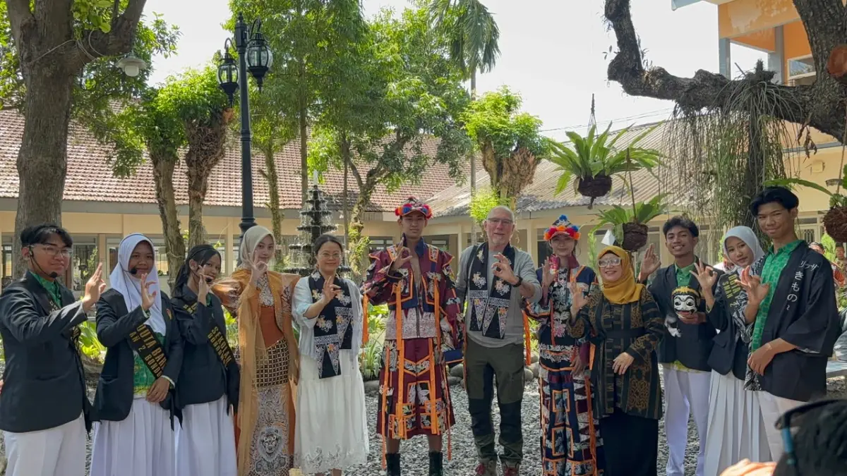 SUKSES: Tim Penilai dari UNESCO foto bersama dengan Kepala SMAN 2 Bondowoso dan perwakilan siswa yang menjadi "guide" untuk menjelaskan Ijen Geopark di lingkungan pendidikan. (DIDIK SUPRIYANTO / RADAR IJEN)

