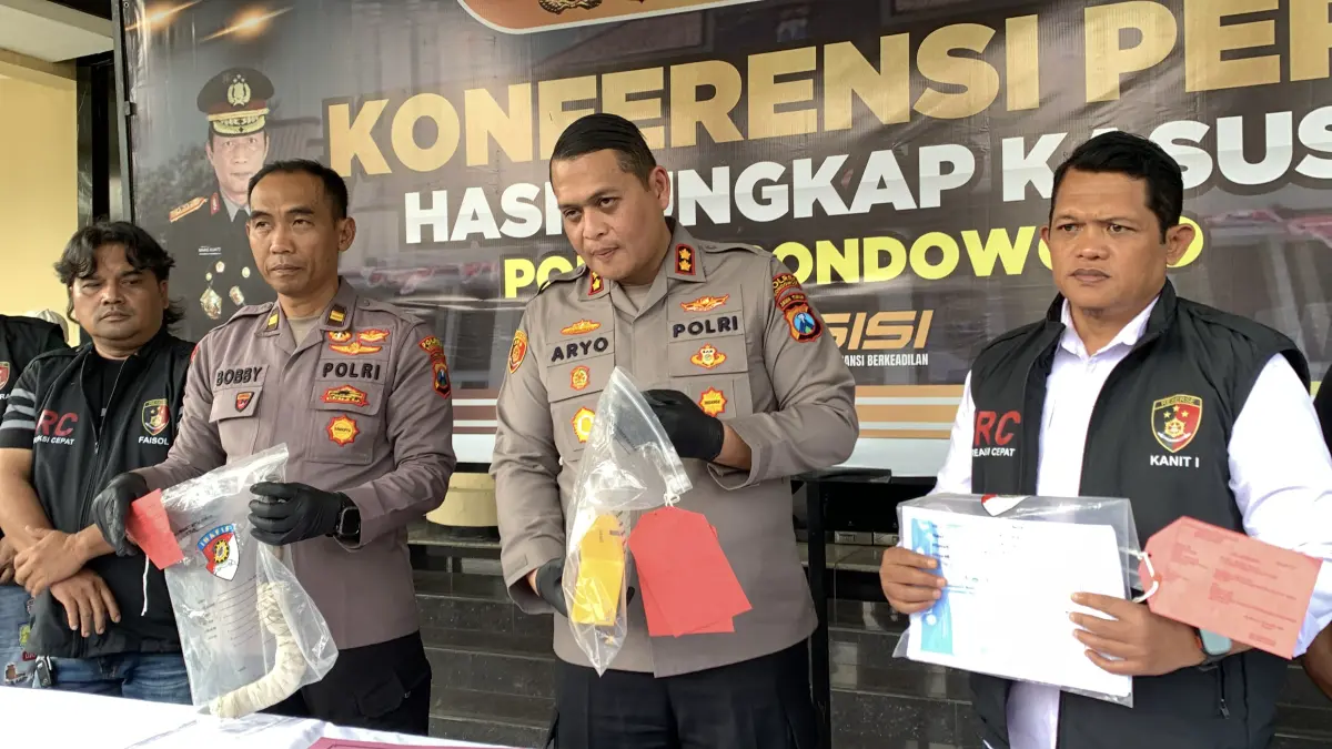 TERUNGKAP: Kapolres Bondowoso, AKBP Aryo Dwi Wibowo bersama jajarannya menunjukan barang bukti, dalam konferensi pers kemarin.(ILHAM WAHYUDI/RADAR IJEN)