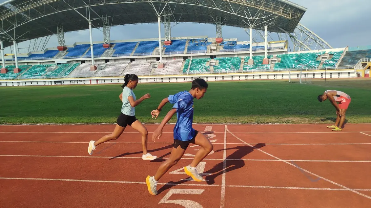 TERUS DIASAH: Pelari sprint Kabupaten Jember menjalani latihan di lintasan atletik Stadion Jember Sport Garden (JSG) sebagai persiapan menghadapi Popda Jatim 2026 di Ngawi. (DWI SISWANTO/RADAR JEMBER)