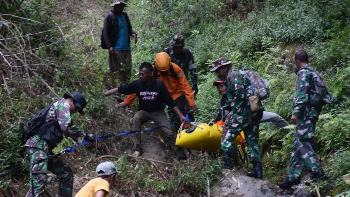 Tim gabungan yang berjuang evakuasi korban pendaki di Gunung Piramid. (KODIM BONDOWOSO)