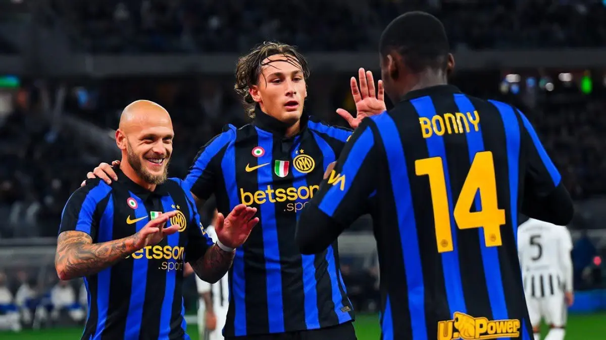 Pemain Inter Milan Dimarco (kiri) dan Bony saat merayakan golnya ke gawang Juventus