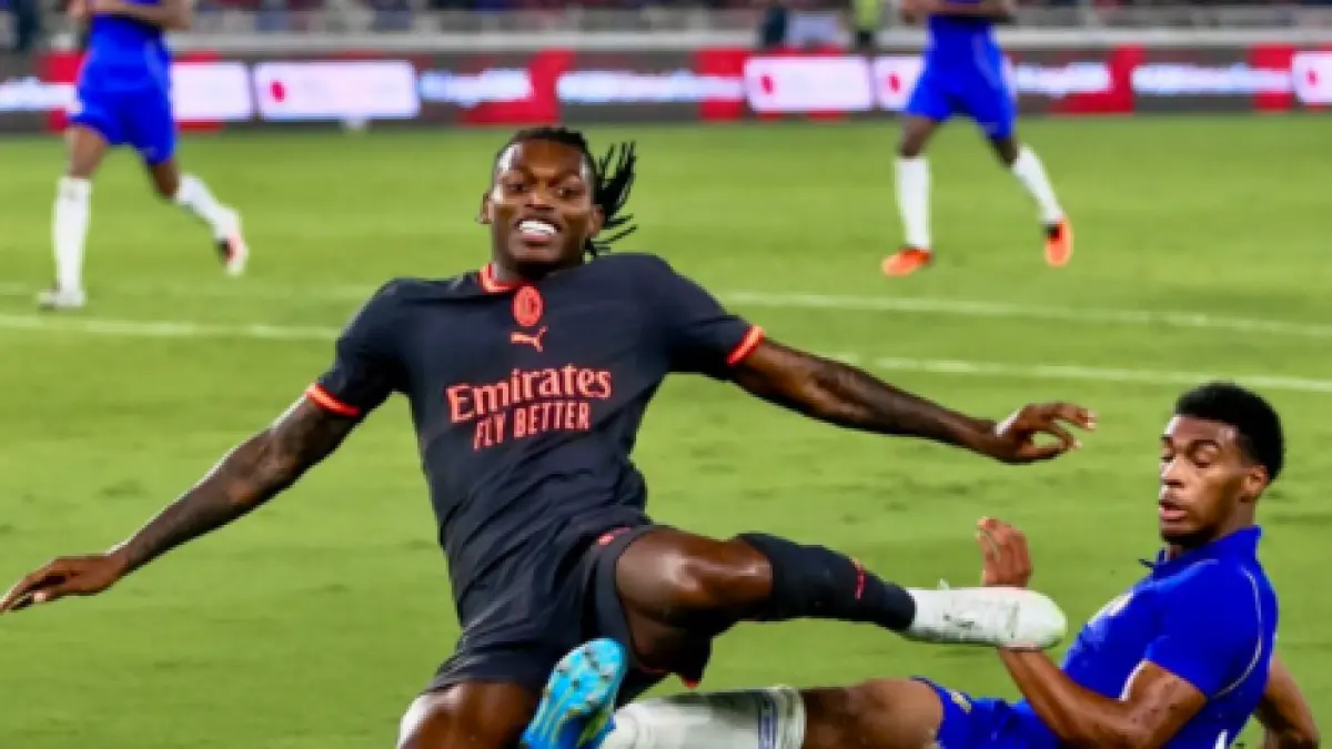 Rafael Leao ketika berdual dengan pemain Chelsea di SUGBK Jakarta